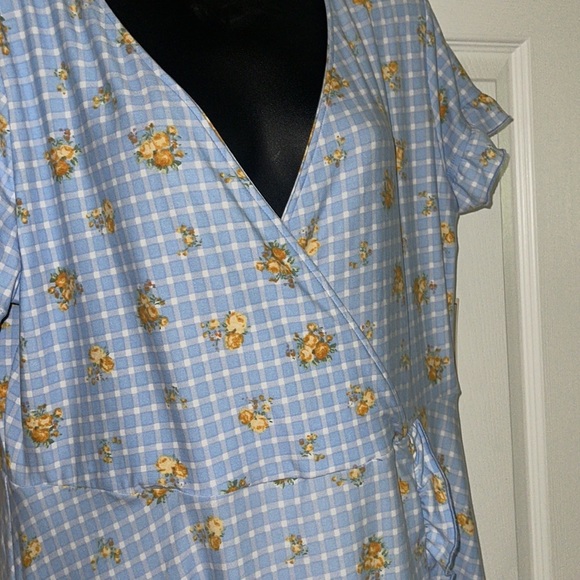 Nwt gorgeous crisscross front soft floral dress - Picture 2 of 8